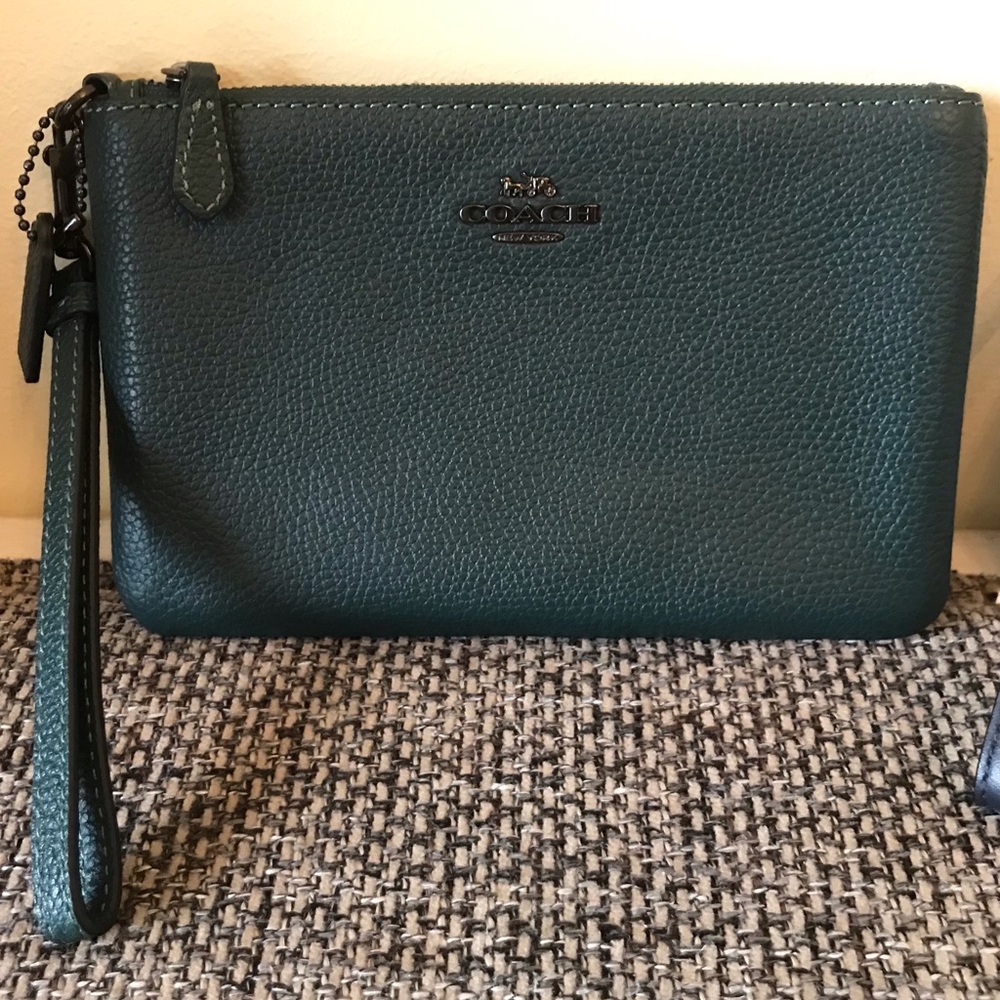 NWOT Coach 22952 Forest Green Polished Pebbled Leather Small Wristlet